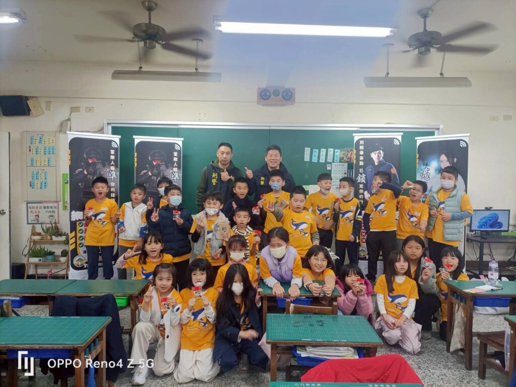 第五分局偵查隊與北屯派出所前進建功國小辦理反詐騙宣導,透過「識詐得來速」及故事教學方式,讓學童在歡笑中建立防詐觀念。(圖/記者林家嘉翻攝)