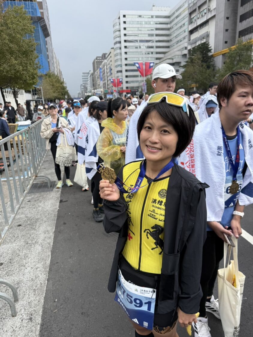 醫護鐵人團隊於台北馬拉松賽後合影,圖中為醫護鐵人共同創辦人暨胸腔內科醫師 洪緯欣,團隊秉持「邊跑邊守護」精神,共同守護賽道安全。(圖/記者張家燁翻攝)