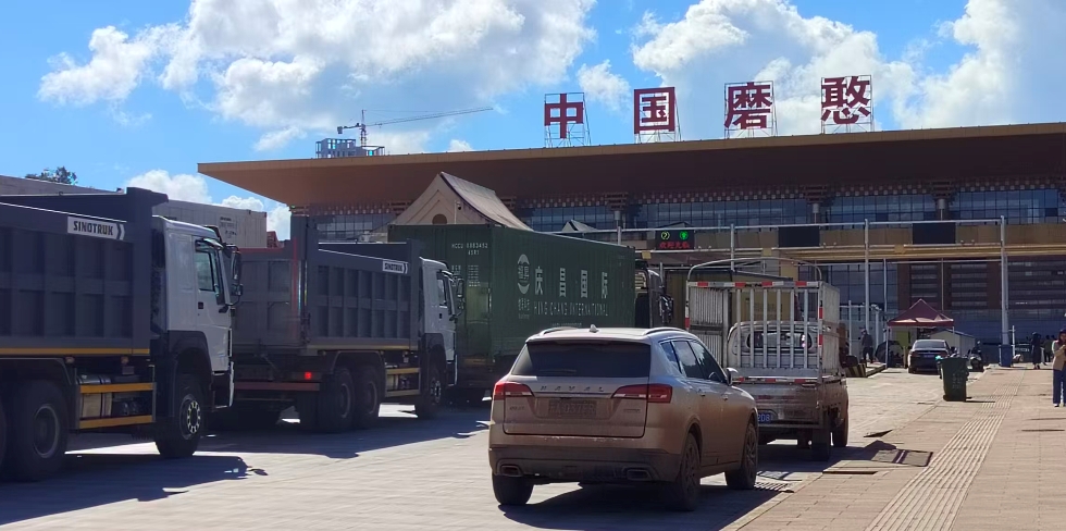 ▲來往中國和老撾兩國的貨車在磨憨口岸排隊通關。
