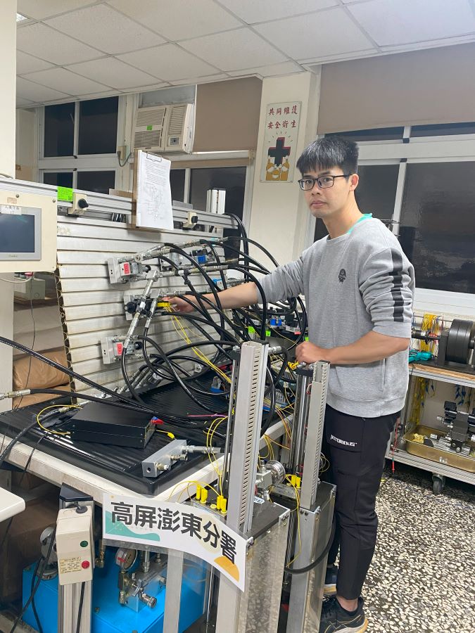 ▲陳俞成進行機電控制實務操作。