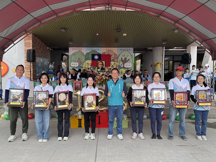 ▲土庫國小126週年校慶盛大登場，表揚40載資深員工、15位運動將才刷新紀錄，展現多元教育碩果。(記者劉春生攝）