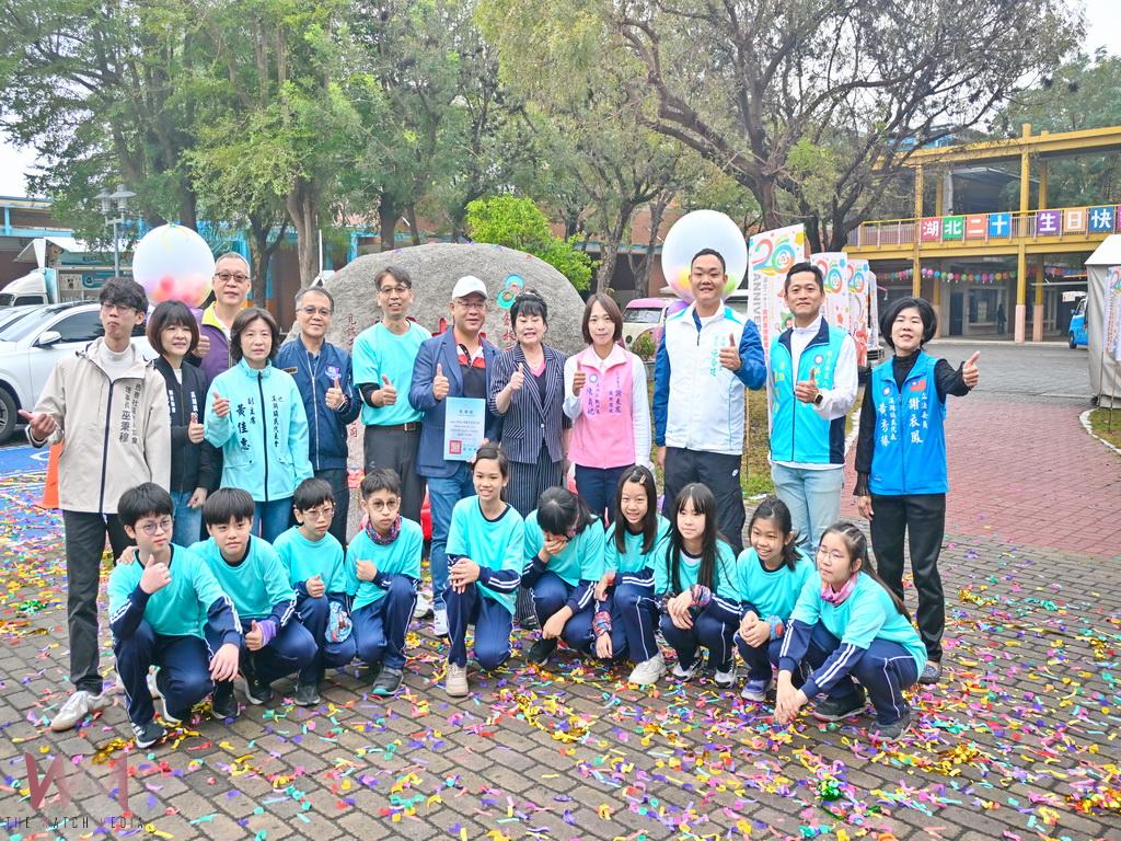 一塊巨石一份初心 湖北國小二十周年校慶門口立起穩定學習的精神
