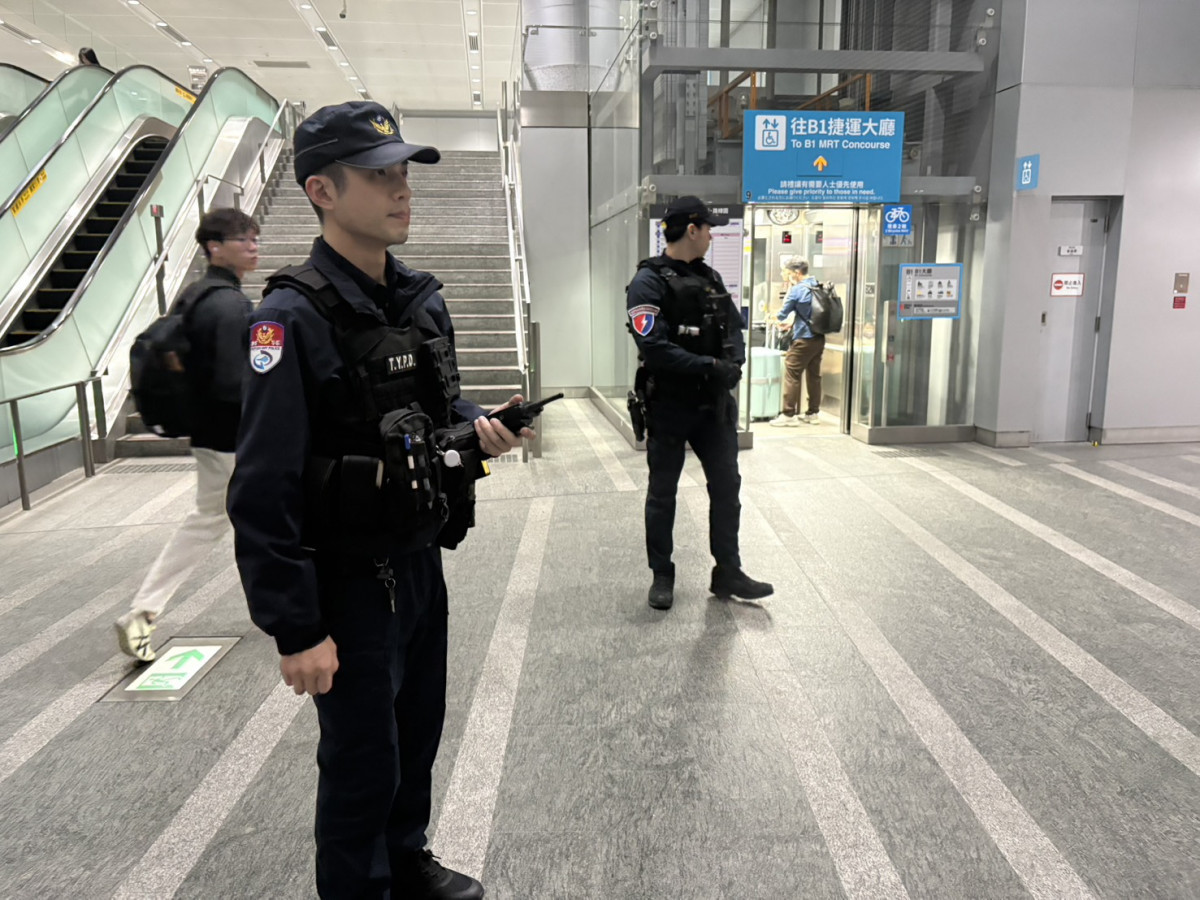 桃捷公司針對恐攻訊息，捷警加派人力於各站警戒，全線站務及保全加強站體巡檢。（ 資料照片）