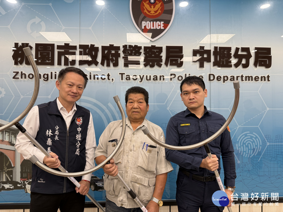 阿秋科技有限公司負責人陳天送先生，致贈10支自行研發之月牙鏟，支援警力執勤安全。