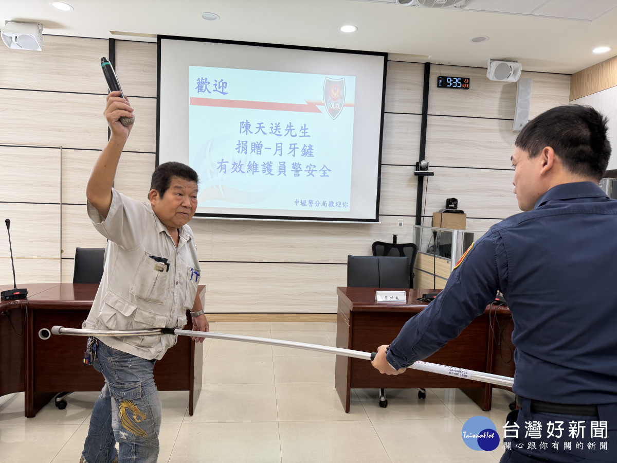 阿秋科技有限公司負責人陳天送先生，致贈  「月牙鏟」，提升員警防暴能力。