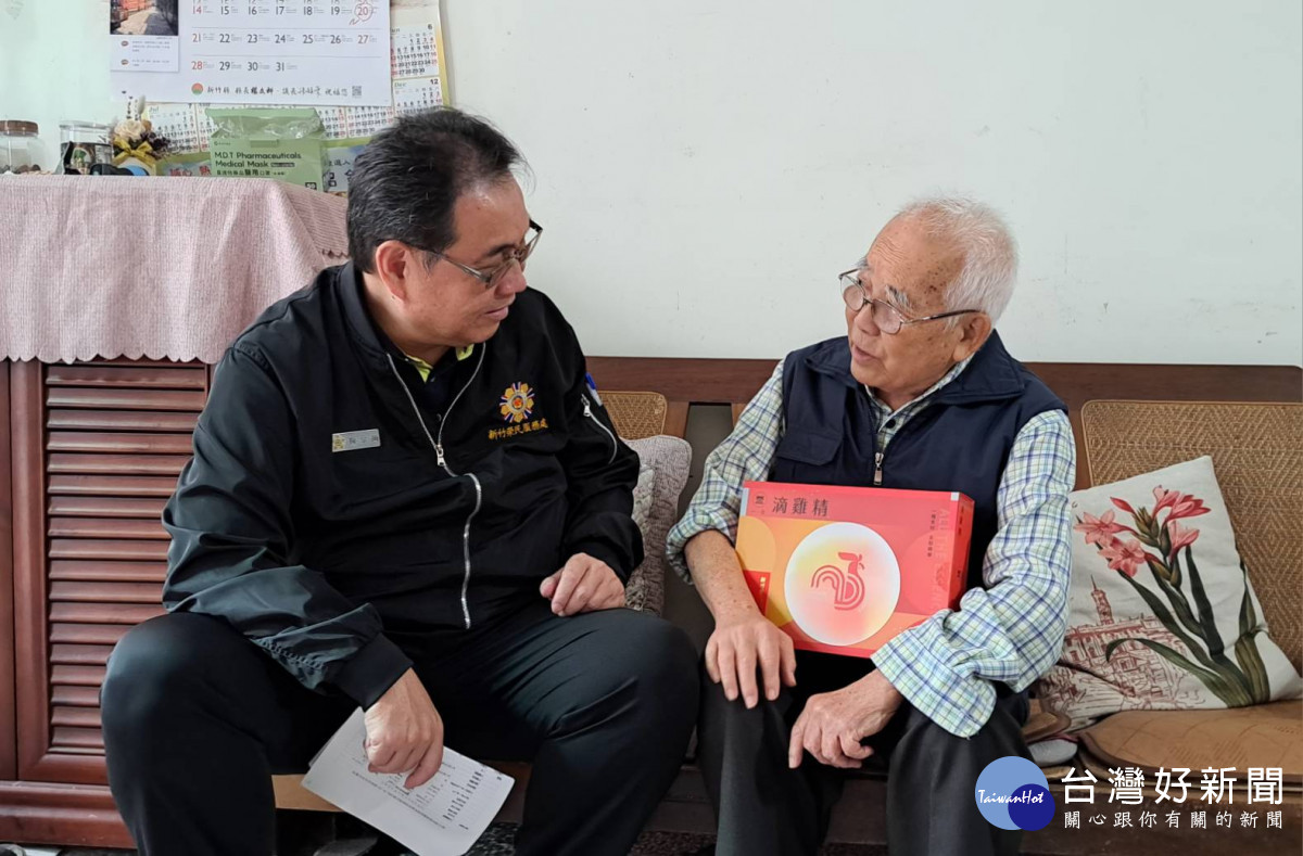關懷榮民杜爺爺(右)鞠宗顯處長(左)，與伯伯話家常，並致贈雞精禮盒。