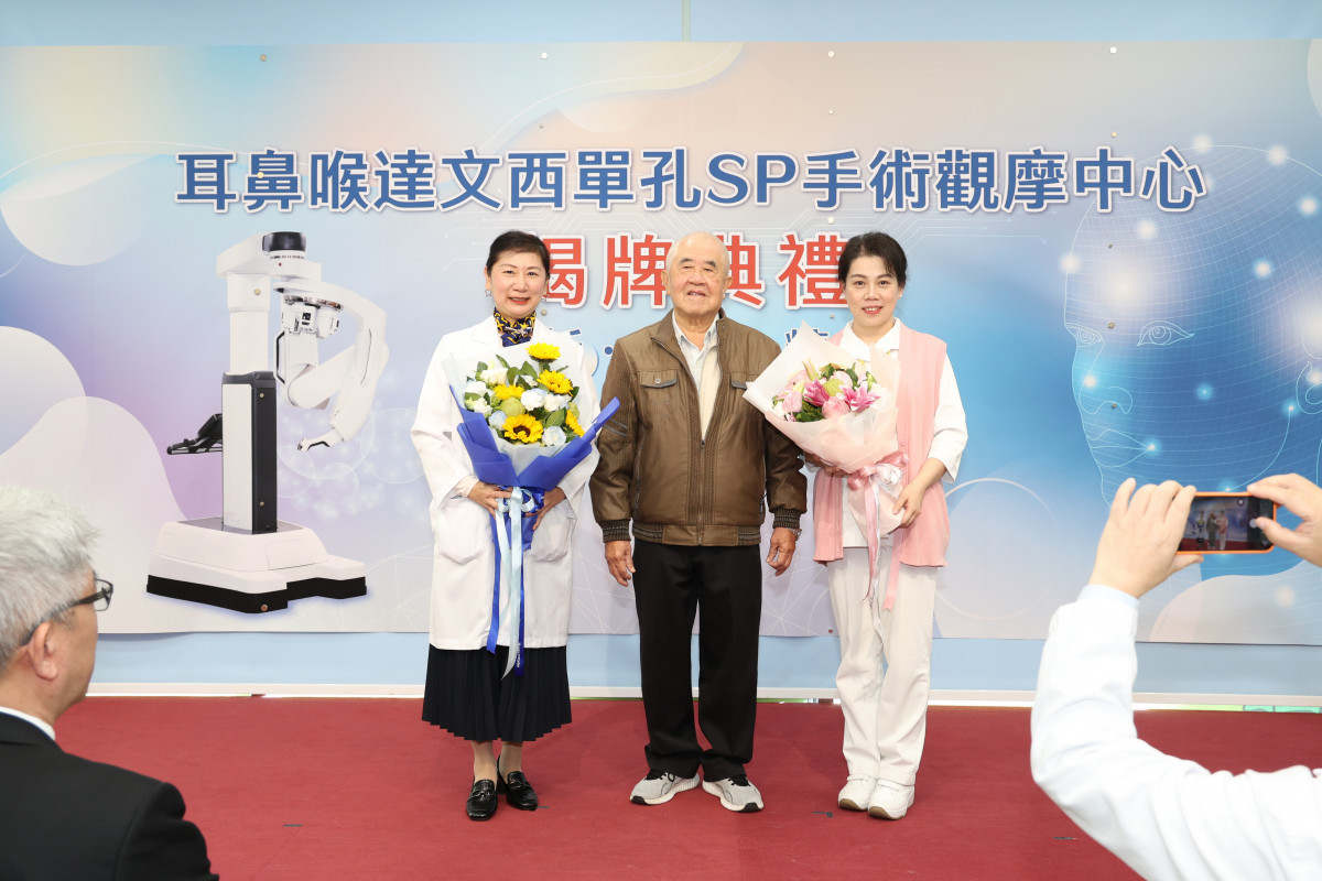 患者送花感謝蔡青劭副院長(左1)與護理人員(右1護理部胡靜文主任)的悉心照護。