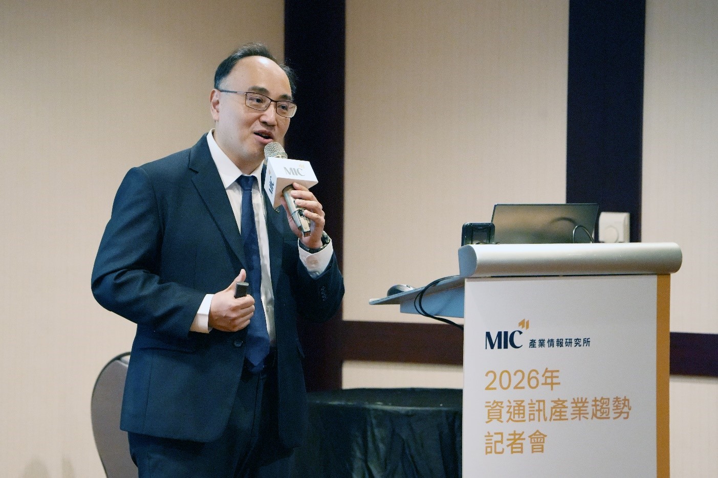 資策會產業情報研究所(MIC)舉辦《2026年資通訊產業趨勢》記者會,所長洪春暉於會中展望2026年整體資通訊產業,並針對AI重塑總體環境對台灣產業的影響,進行深入分析