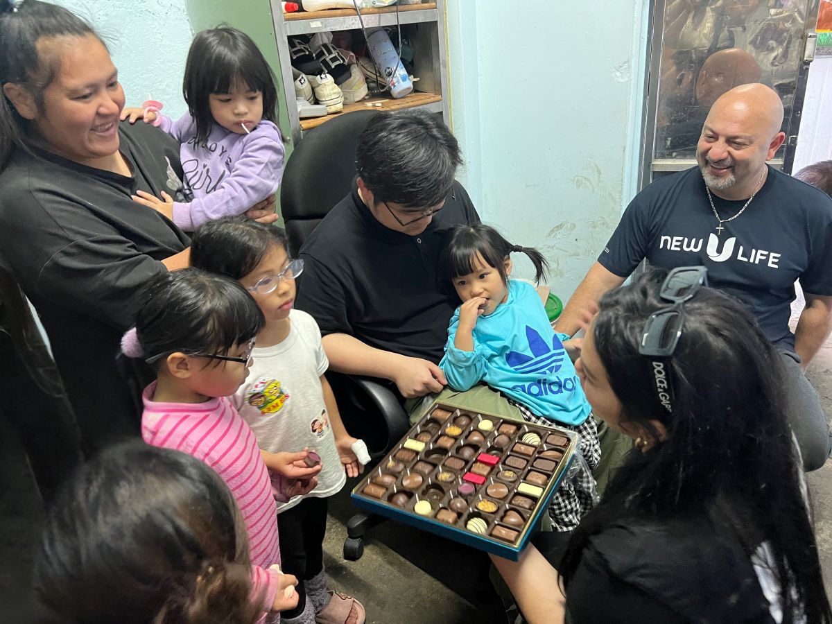 圖/創辦人 Alexy 與未婚妻 Katherine 親赴桃園偏鄉陪讀班,發送點心並親切互動。(美商新生命提供)