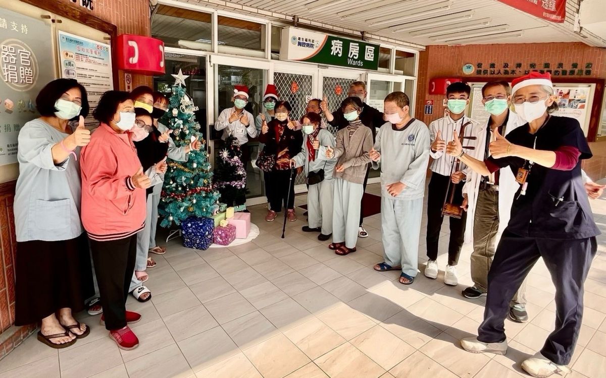 圖/聖誕節前夕,衛生福利部胸腔病院今( 23) 日在住院大樓大廳舉辦病房聖誕的活動。(衛生福利部胸腔病院提供)