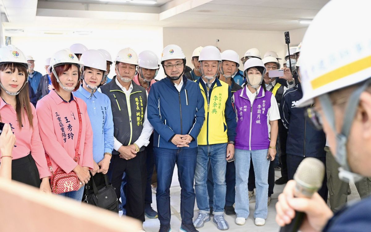 圖/新北市長侯友宜今(23)日視察三重玫瑰立體停車場新建工程進度。(新北市政府新聞局提供)