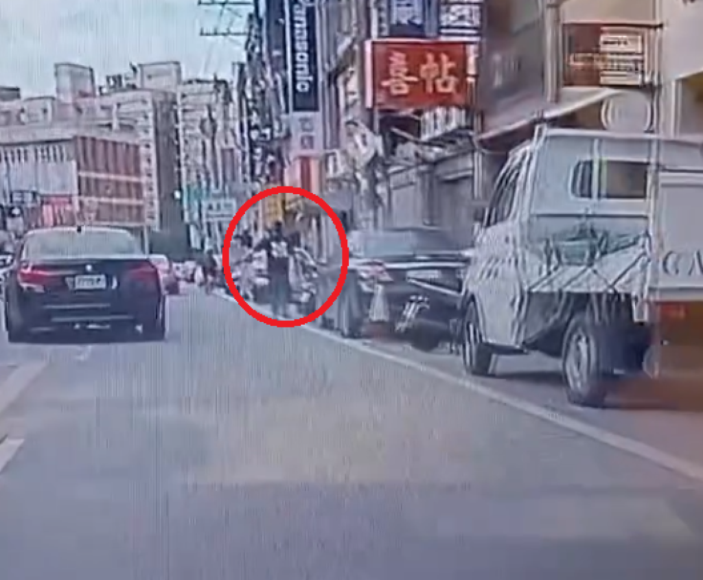 不滿被按喇叭幹譙桃園男子沿路揮木刀嗆聲!-快打部隊圍捕移送法辦