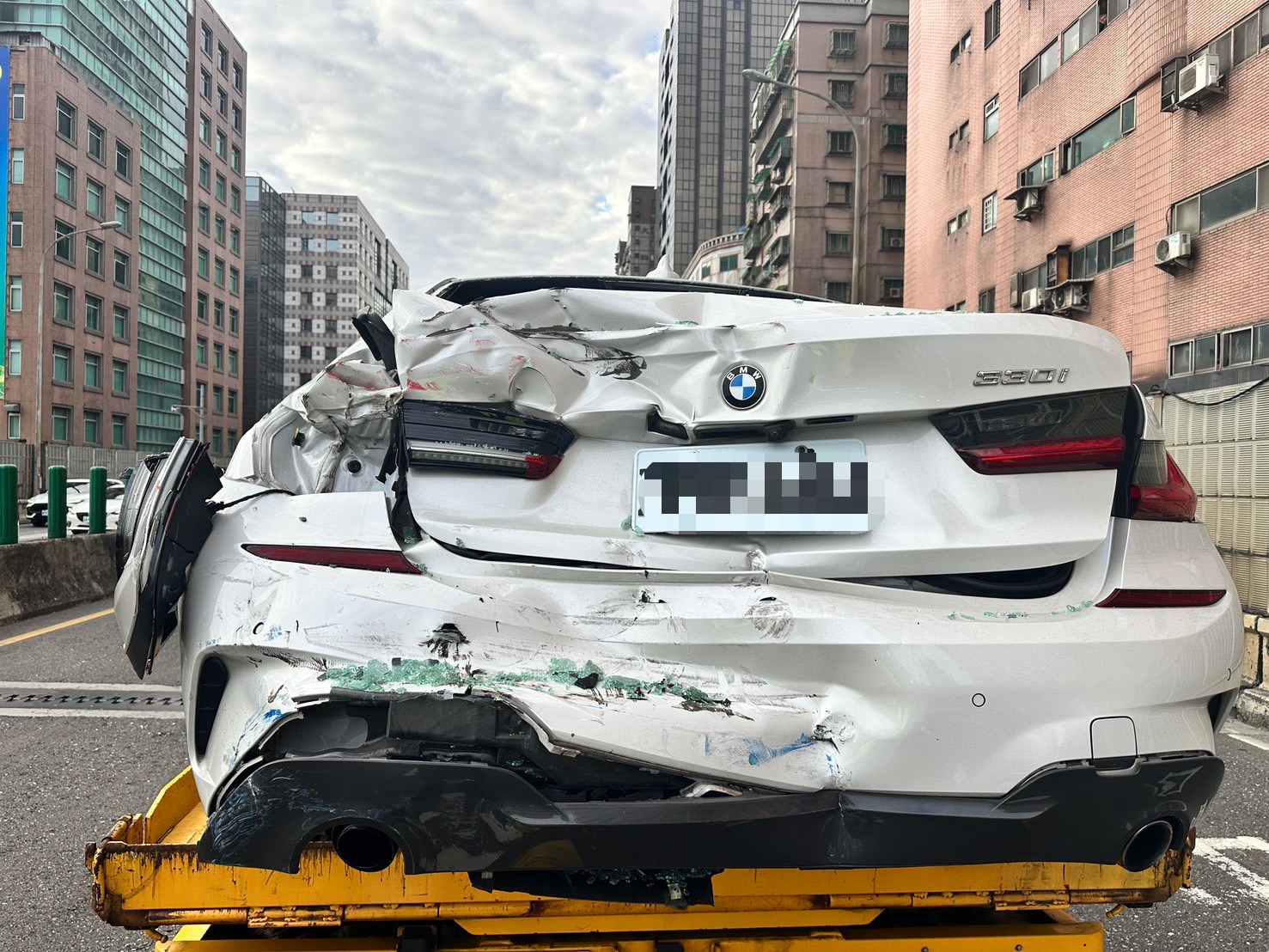 ▲轎車車尾毀損。（翻攝畫面）