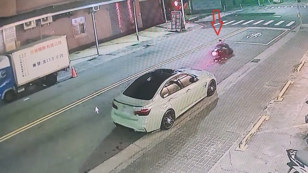 女子騎車睡著撞車摔倒「眾人圍觀下離開」 警方告之涉肇逃驚覺「代誌大條」