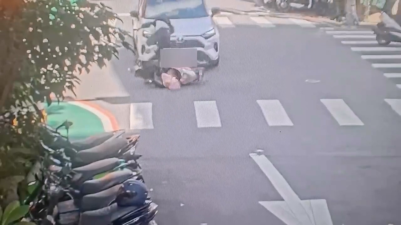 ▲婦人遭車輛撞擊。(翻攝畫面)