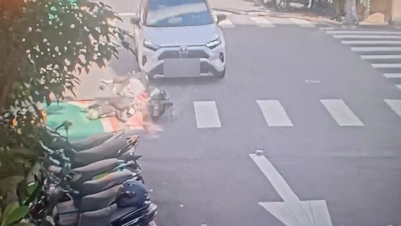 ▲婦人連人帶車摔飛。(翻攝畫面)