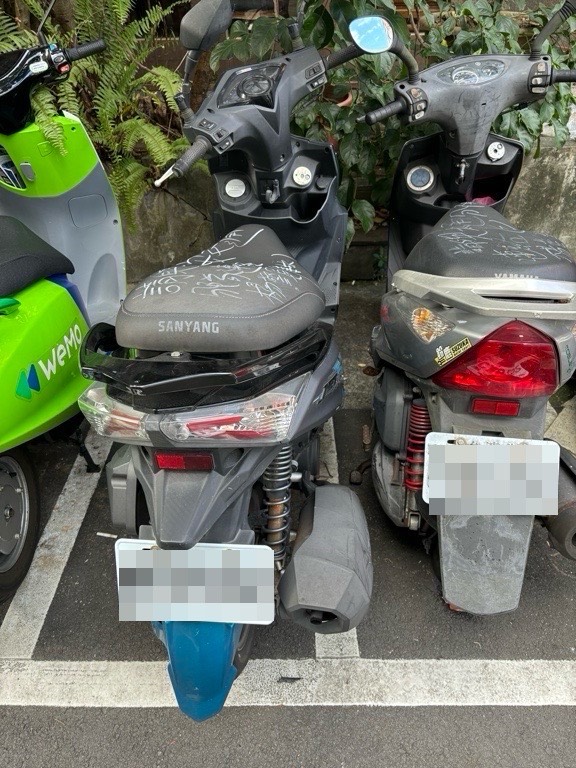 ▲警方在無辜被波及的車輛寫下訊息。(翻攝畫面)