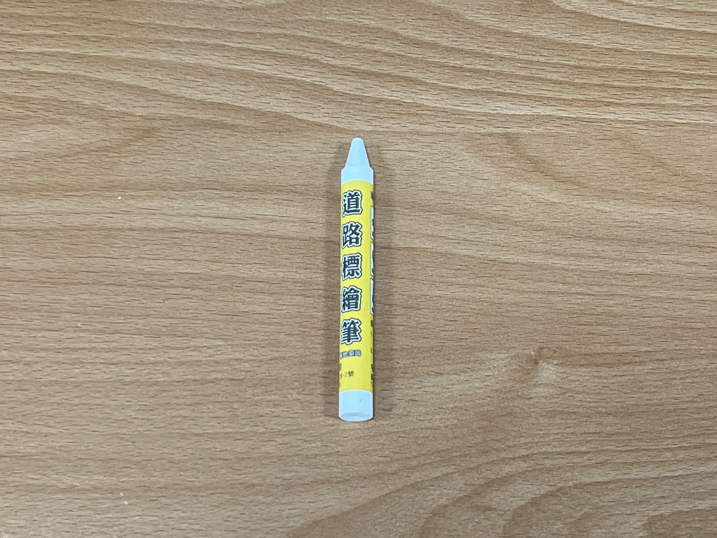 ▲車主表示道路描繪筆的白字相當難擦。(翻攝畫面)