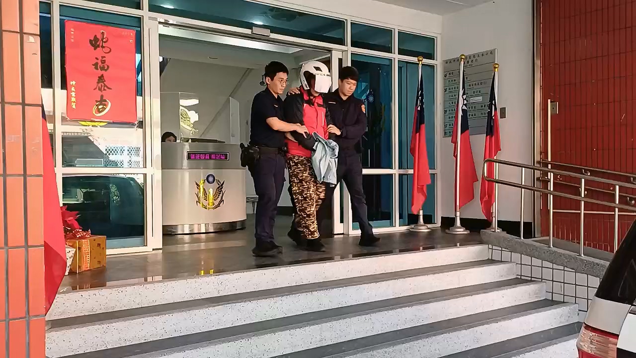 ▲男子遭警方送辦。(翻攝畫面)