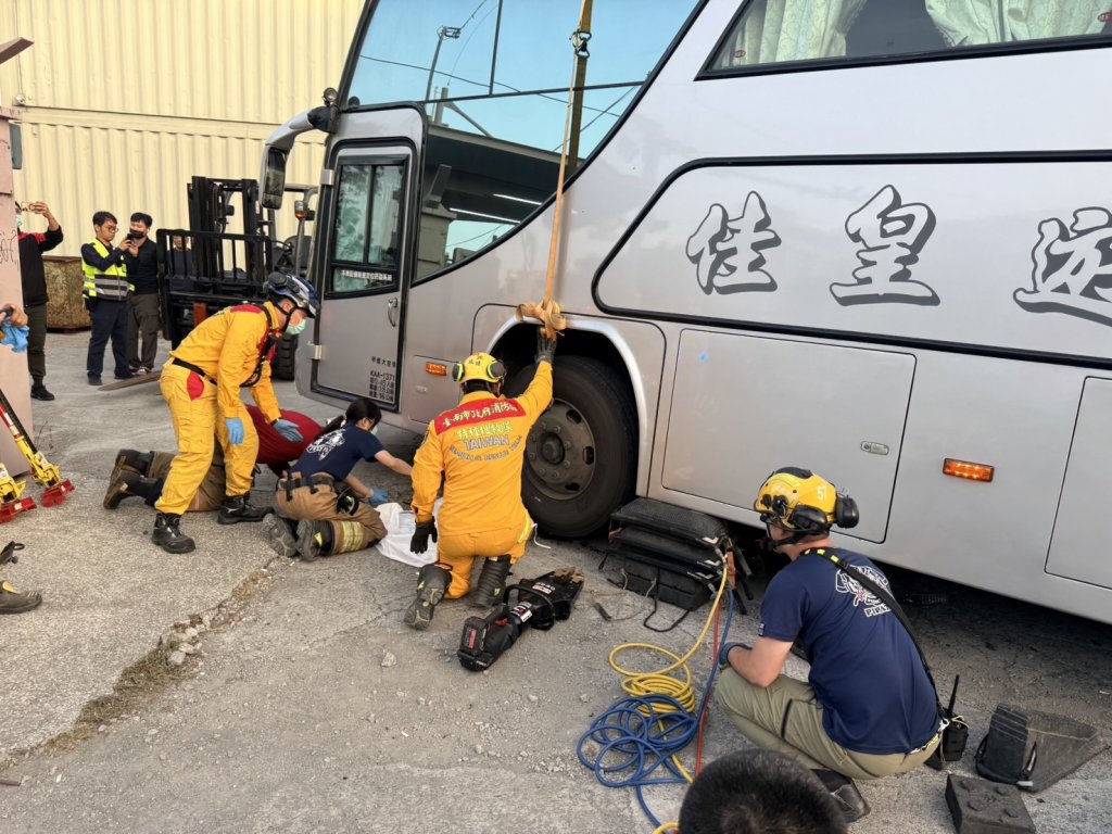 快訊/台南騎士車禍!人噴對向遭遊覽車輾亡-家屬悲痛認屍