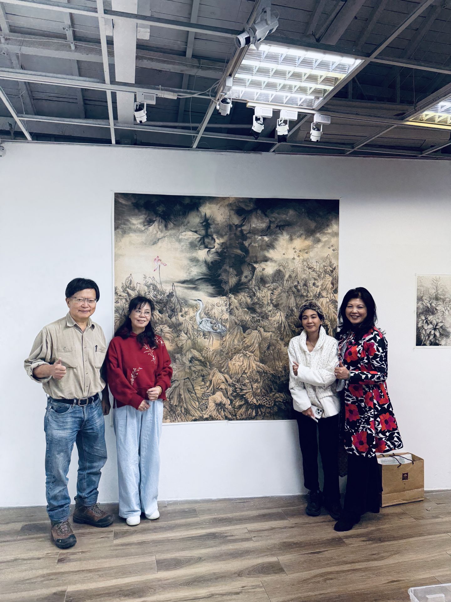 《千年一遇》展覽現場合影。左起為藝術家陳銘顯教授、藝術家許美智、許乃文、廖庭玉,於東海43號創意實習中心展場合影留念。