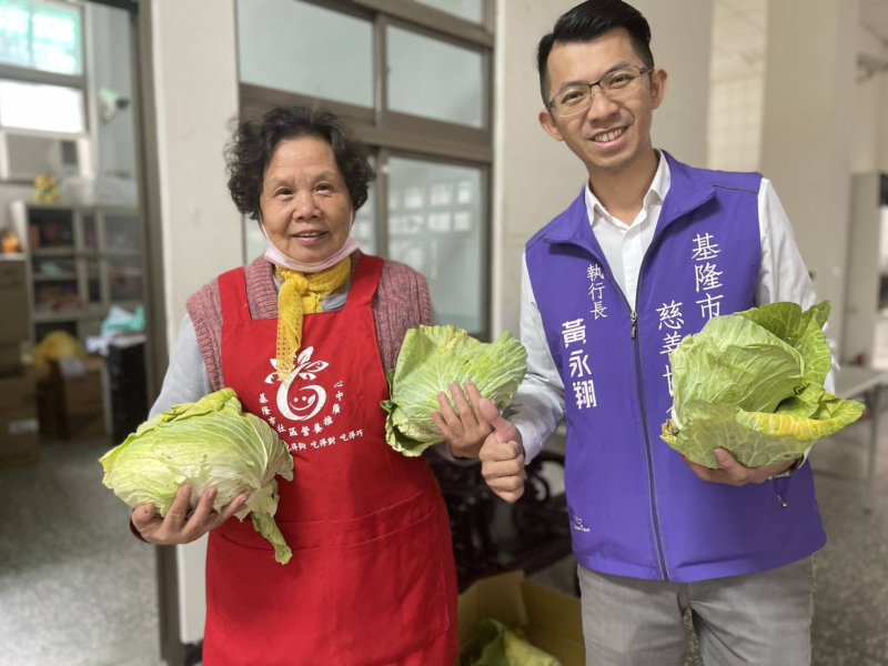 善心物資即時送暖 黃永翔攜手志工守護安樂區社區長者共餐