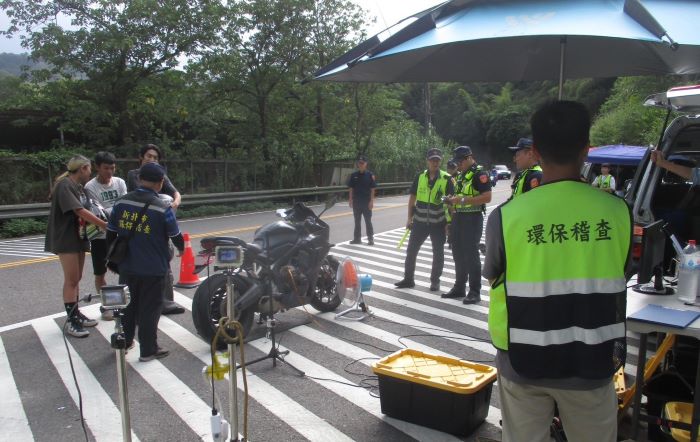 打擊噪音車還民寧靜 基北北桃深化環保合作 30 《圖說》環警監共同合作打擊噪音車,確保道路安全與市民生活品質。〈環保局提供〉