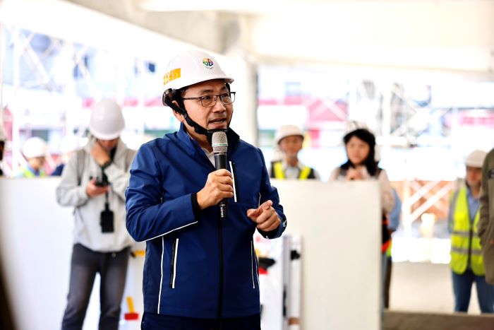 《圖說》侯友宜市長今日視察三重玫瑰立體停車場工程進度。〈工務局提供〉
