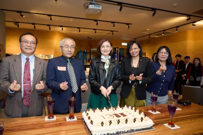 十三行全臺唯一考古咖啡廳開幕 水下考古文物展同步登場 28 《圖說》貴賓共同慶祝「13 CAFÉ」開幕,中為文化局長張䕒育,右一十三行館長羅珮瑄。〈十三行提供〉