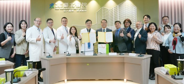 建構運動員醫療綠色通道 臺北醫院攜手國體大深化跨域合作 41 《圖說》臺北醫院與國立體育大學簽訂醫療合作MOU,中左鄭舜平院長、中右邱炳坤校長。〈臺北醫院提供〉