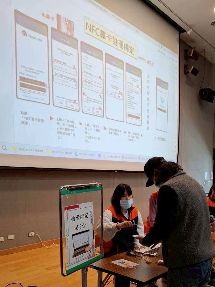 強化政府服務效率 新北推廣行動自然人憑證 35 《圖說》民政局同仁協助市府同仁將實體自然人憑證綁定至行動裝置APP (手機或平板),藉此鼓勵市府同仁熟悉並善用政府數位服務。〈民政局提供〉