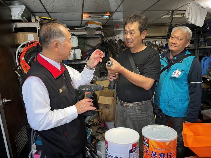 關懷高齡榮民眷 臺北市榮服處寒冬送暖傳溫情 28 《圖說》關懷高齡榮民眷之胡隆海。〈臺北市榮服處提供〉