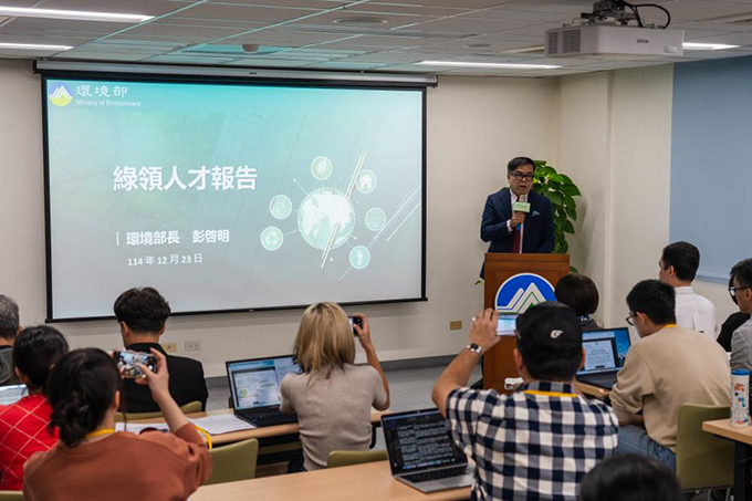 綠領人才缺口逼近3萬、8年成長278% 年薪200萬高薪綠領出列! 115年跨部會合推環境課程 40 2.%E5%BD%AD%E5%95%93%E6%98%8E%E9%83%A8%E9%95%B7%E5%87%BA%E5%B8%AD%E3%80%8C2025%E4%B8%8B%E5%8D%8A%E5%B9%B4%E7%B6%A0%E9%A0%98%E4%BA%BA%E6%89%8D%E5%B0%B1%E6%A5%AD%E8%B6%A8%E5%8B%A2%E5%A0%B1%E5%91%8A%E3%80%8D%E7%99%BC%E5%B8%83%E6%9C%83%E9%80%B2%E8%A1%8C%E7%B6%A0%E9%A0%98%E4%BA%BA%E6%89%8D%E5%A0%B1%E5%91%8A%EF%BC%88%E5%9C%96%EF%BC%9A%E7%92%B0%E5%A2%83%E9%83%A8%EF%BC%89