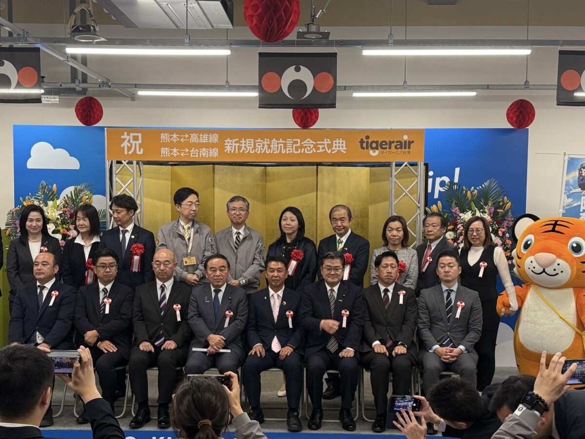 ▲許智傑也受邀與木村知事,還有大西一史熊本市長餐敘,慶祝開航、市政交流。(記者 李堂安 翻攝)