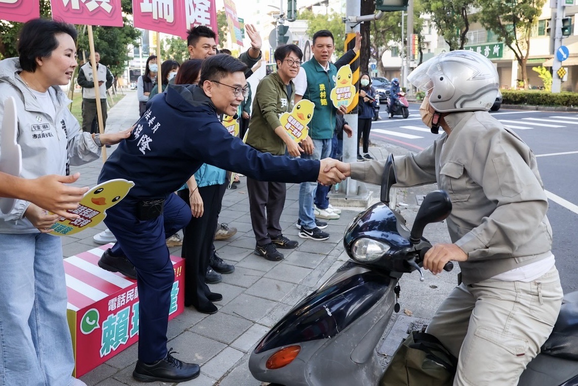 初選倒數！從晨光中出發 賴瑞隆偕議長議員啟動站路口行動衝刺選情