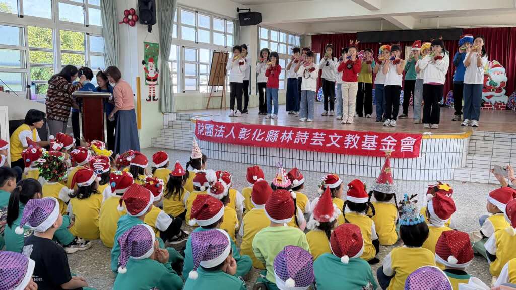 ▲從幼兒園的可愛唱跳、低年級的英語朗讀，到中高年級的英語話劇、相聲、熱舞及鋼琴演奏，學校提供舞台讓每個孩子展現天賦。（福德國小提供）