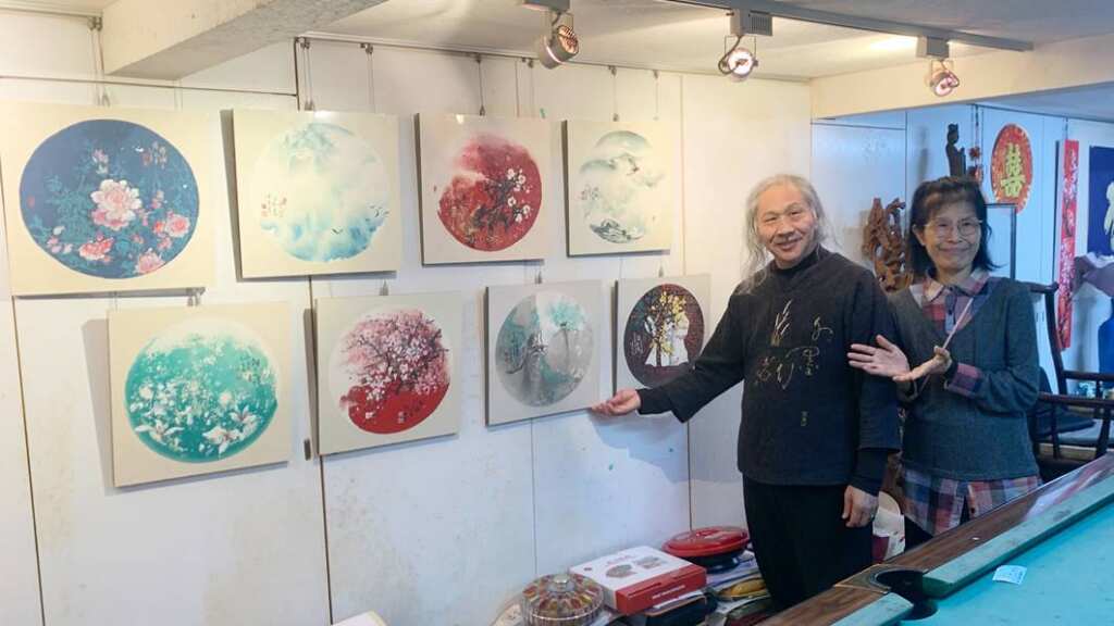 ▲水墨行者何木火跨界創作,藝術杯墊走入日常生活。(記者林明佑翻攝)
