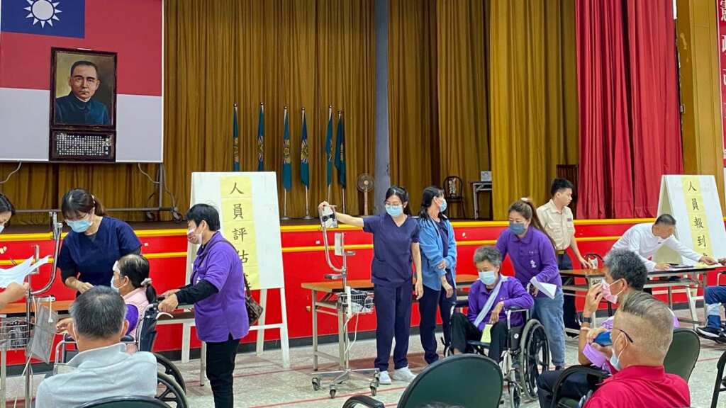 ▲彰化榮家戰傷官兵收容演練,強化大量傷患湧入應變能量。(圖/彰化榮家提供)