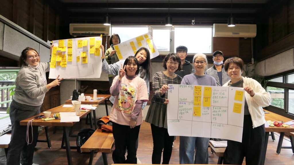 ▲114年度花蓮光復青年再生行動計畫第二場工作坊講師示範運用AI工具進行市場與內容分析。