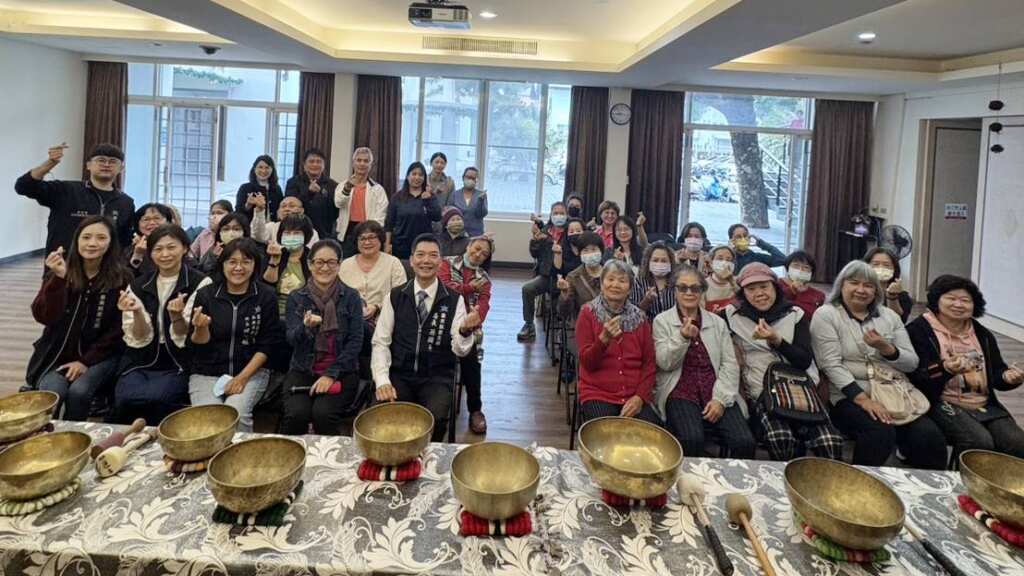 ▲臺東縣衛生局於今日在台東聖母醫院「芳心好美館」辦理家屬聯誼活動,現場充滿香氣與笑聲,每位參與者都能暫時放下日常繁重的照顧工作,享受專屬的療癒時光。