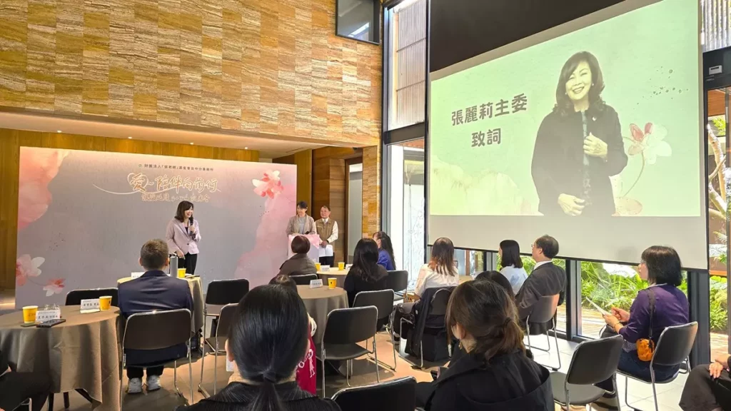 台中「張老師」中心於陸府植深館舉行「愛~陪伴向前行.讓愛延續2026」記者會,主委張麗莉致詞。(圖/陳惠玲攝影)