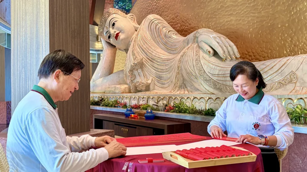靈鷲山志工捲春聯。(圖由靈鷲山佛教教團提供)