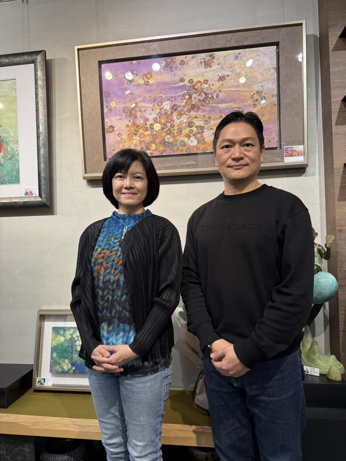 膠彩藝術家張若琳於《遇見・共生》個展現場合影,展覽呈現其近年對礦物顏料與自然共生主題的深入探索。