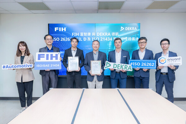FIH車載電子團隊與DEKRA德凱專家團隊合影 FIH車載電子團隊與DEKRA德凱專家團隊合影