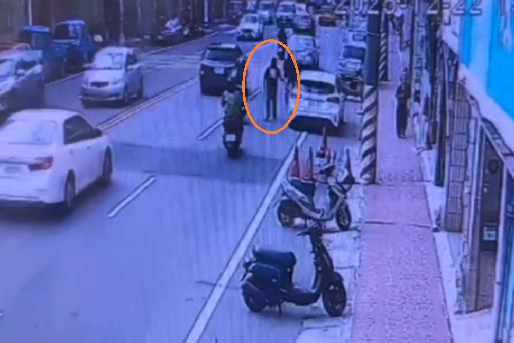 不滿後車按喇叭 36歲男怒氣揮木刀街頭咆哮 237 cnews204251223a08