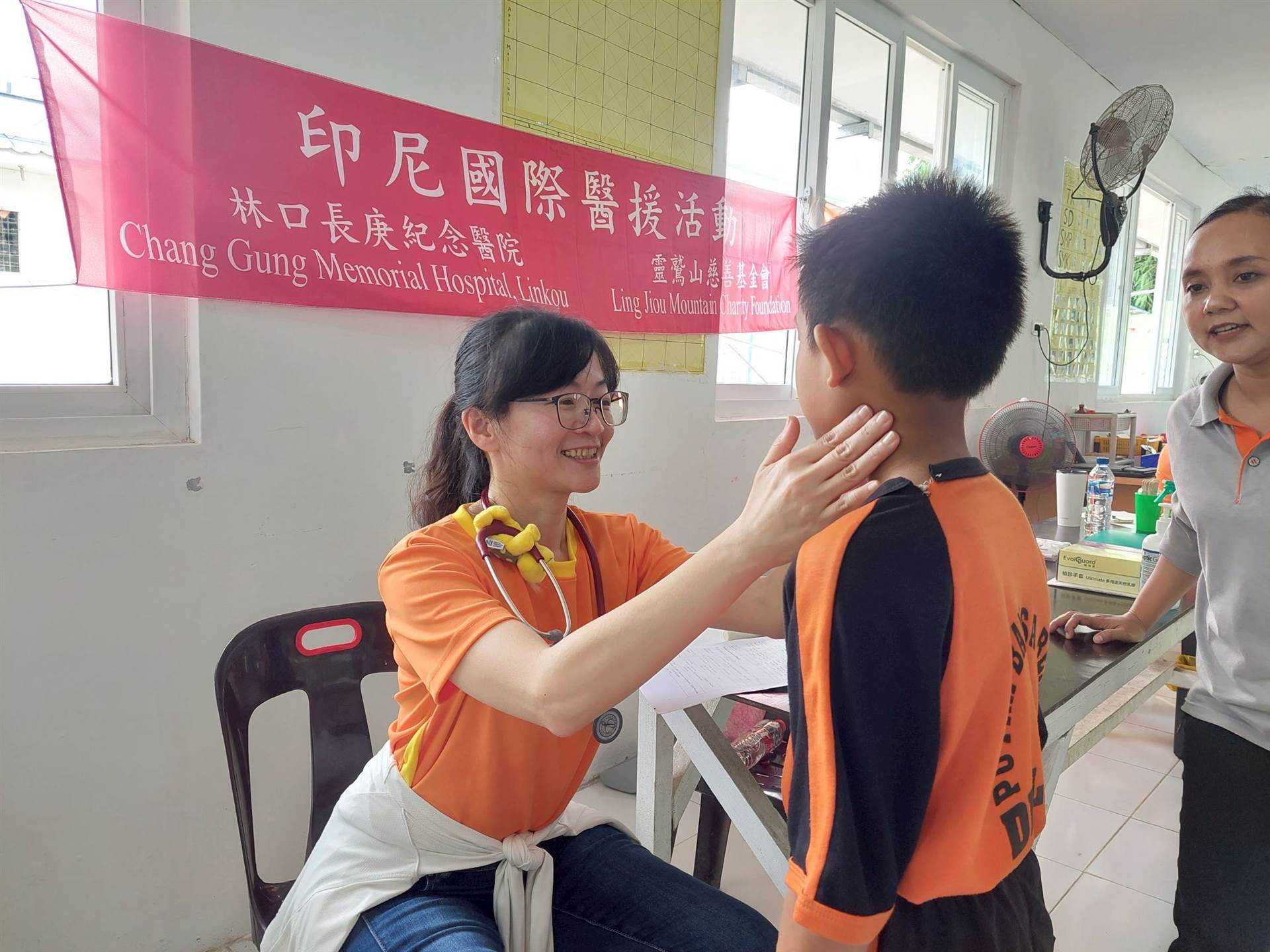 林口長庚前進印尼偏鄉 守護當地兒少健康 協助學童生理檢查評估