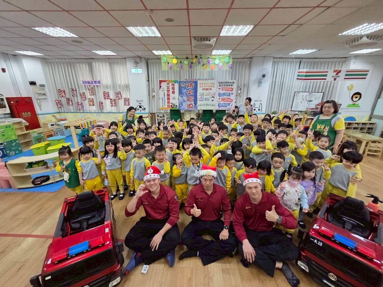 桃消迴龍分隊宣導活動寓教於樂「聖誕老人」現身傳授防災知識 LINE ALBUM 20251223 251223 3 0