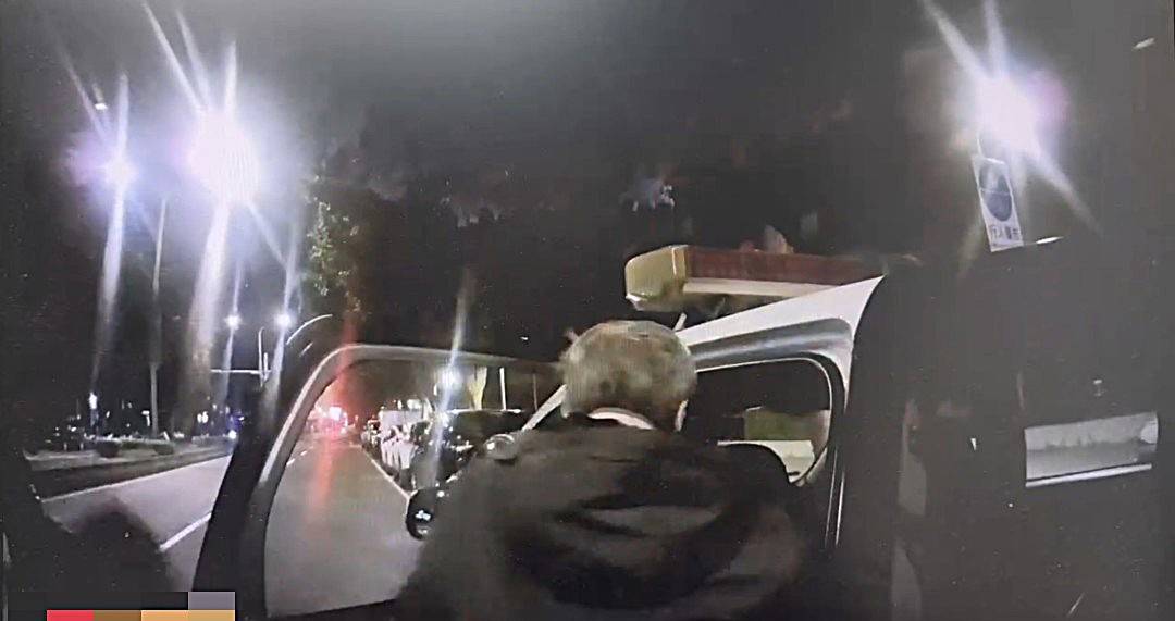 員警護送劉姓老翁返所休息。（圖／記者 戴昱弘翻攝）