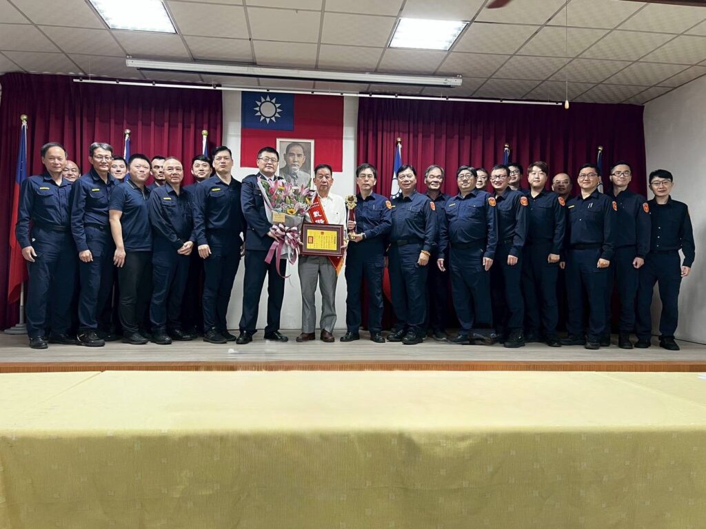 霧峰警友辦事處主任戴儲賢獲頒「114年全國好人好事代表暨八德獎」,霧峰分局肯定其行善與支持警政。(圖/記者林家嘉翻攝)