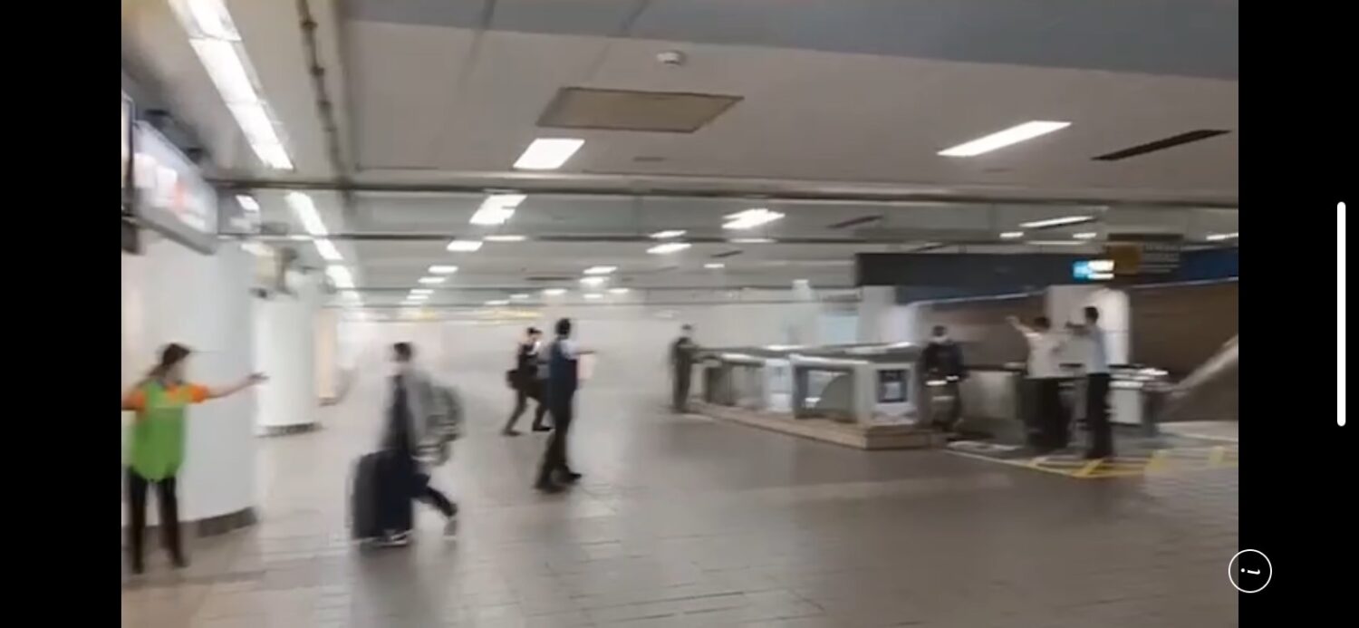 台北車站19日傍晚發生無差別殺人事件,現場值勤員警緊急指揮疏散乘客。(圖/警方提供)